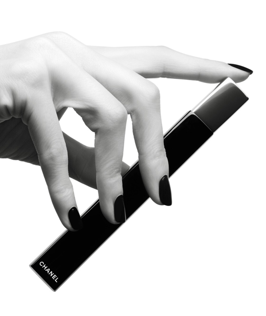 Hand holding Noir Allure Mascara product